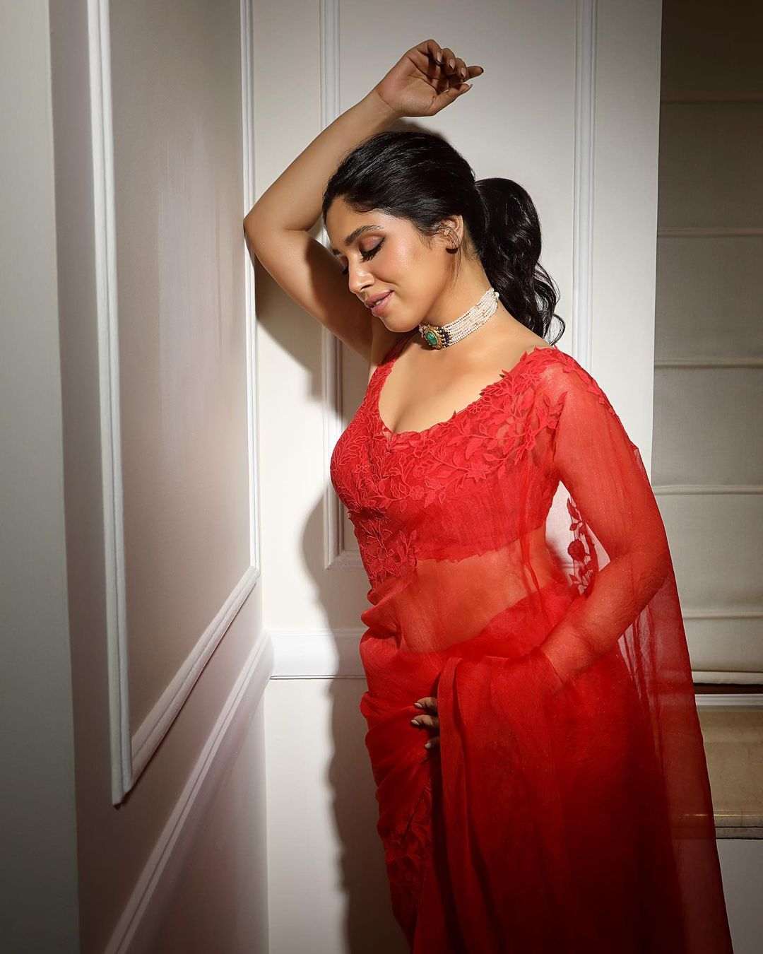 INDIAN ACTRESS BHUMI PEDNEKAR IMAGES IN RED COLOUR SAREE 2